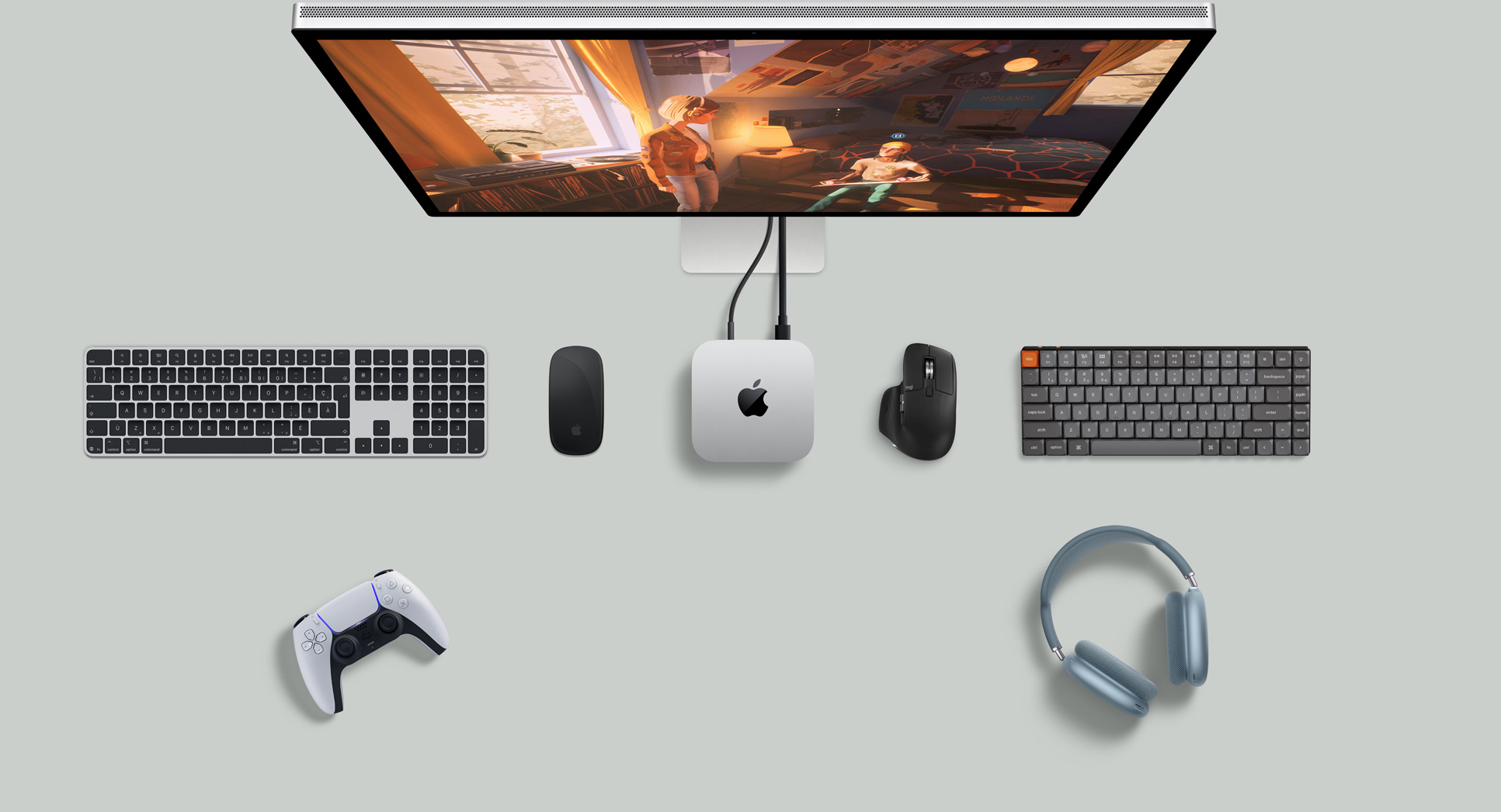 Vue du dessus d’un Mac mini sur un bureau avec un Studio Display, des claviers sans fil, des souris sans fil, une manette de jeu et des AirPods Max
