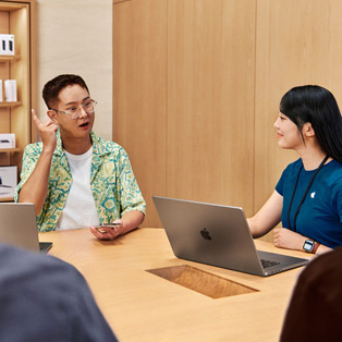 Vista superior de una sesión de formación para empresas en un Apple Store.