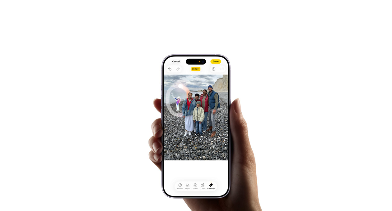 Eine Hand hält ein iPhone 17, um das Apple Intelligence Feature Live Übersetzung zu demonstrieren