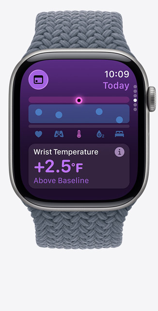 Vista lateral direita do Apple Watch Series 11, com caixa em titânio ardósia, app Sinais Vitais, gráfico de pontuação de saúde, notificação de temperatura basal do pulso elevada, Digital Crown, Bracelete Solo entrançada azul‑âncora
