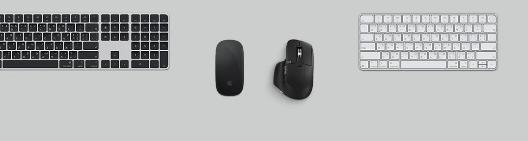 擺放在桌面的 Mac mini 俯視圖，旁邊放著 Studio Display、兩個無線鍵盤、兩個無線滑鼠、一個遊戲控制器，以及 AirPods Max