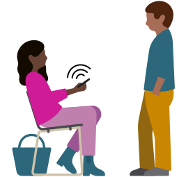 Mulher sentada em uma cadeira segurando um iPhone com ondas sonoras saindo do aparelho, homem parado na frente dela ouvindo