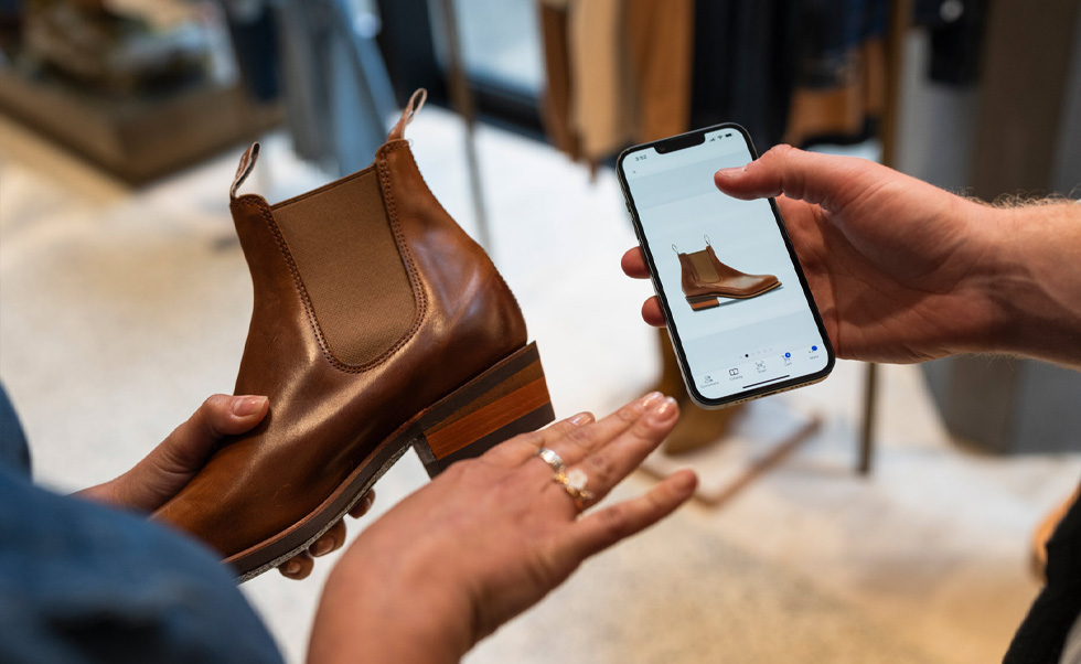 Pracownik sprawdza inwentarz w aplikacji iOS NewStore.