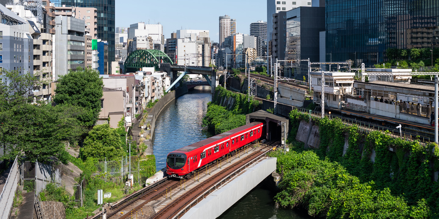 Glimt af Tokyo Metro, bl.a. tog, der krydser broer, daglig drift og vedligeholdelsesarbejde.
