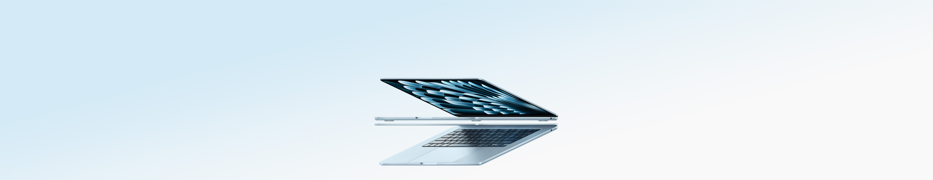 Kaks taevasinises värvitoonis avatud MacBook Airi, mis moodustavad noolekuju tuues esile õhukese profiili