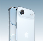 Tył ustawionego pod kątem iPhone’a Air w kolorze błękitnym, system aparatu Fusion w wypukłej górnej części urządzenia, panel Sterowanie aparatem, przód i bok urządzenia z wyświetlaczem sięgającym krawędzi, widoczne przyciski głośności i przycisk czynności