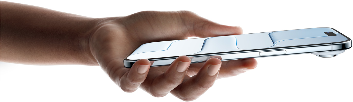 iPhone Air trzymany w dłoni, wyeksponowane są przód i bok jego obudowy w kolorze błękitnym, bardzo smukły profil, Dynamic Island, przycisk boczny i panel Sterowanie aparatem