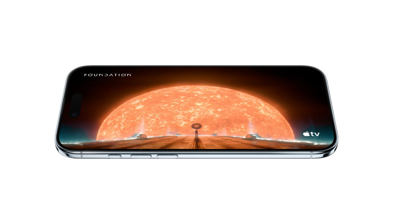 Przód i bok iPhone’a Air, na ekranie statyczny kadr z serialu Fundacja na Apple TV