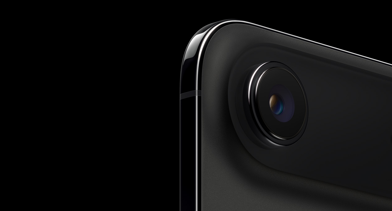 Tył obudowy iPhone’a Air w kolorze gwiezdnej czerni, wyeksponowane są górny zaokrąglony róg i system aparatu Fusion z pojedynczym obiektywem