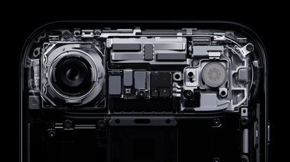 iPhone Air, wyeksponowane komponenty wewnętrzne umieszczone w wypukłej górnej części urządzenia, między innymi aparat główny Fusion, flesz i czip