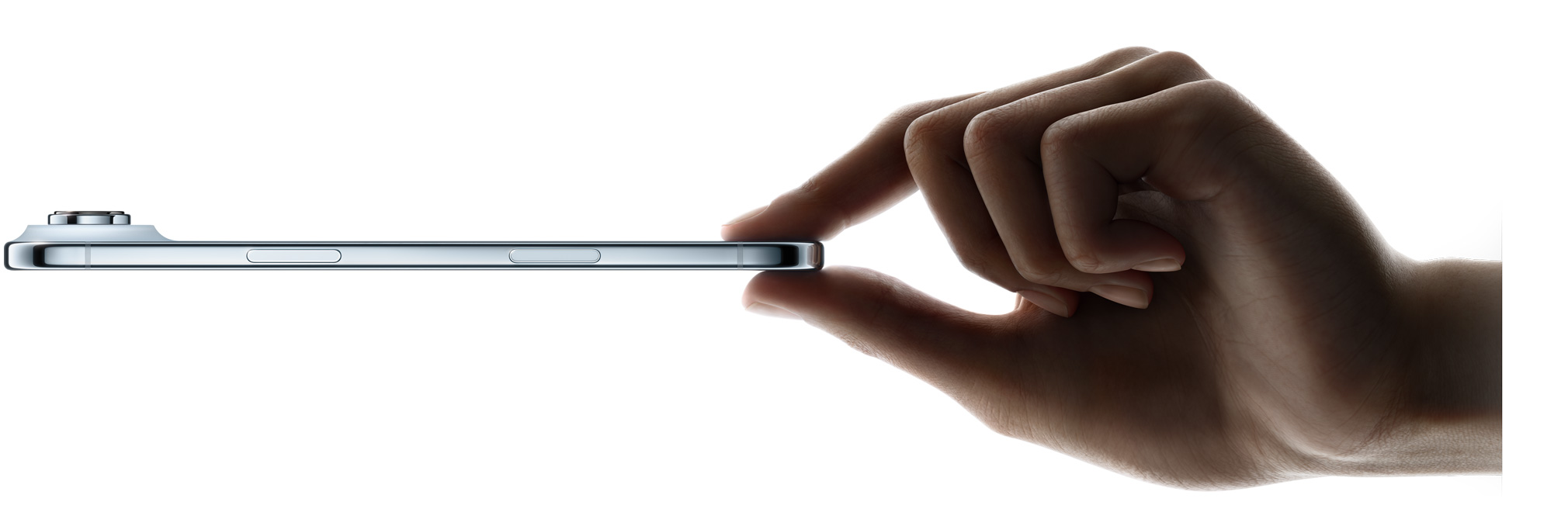 iPhone Air w kolorze błękitnym pokazany z boku, trzymany kciukiem i palcem wskazującym. Wyeksponowane są smukły profil, system aparatu Fusion, przycisk boczny i panel Sterowanie aparatem