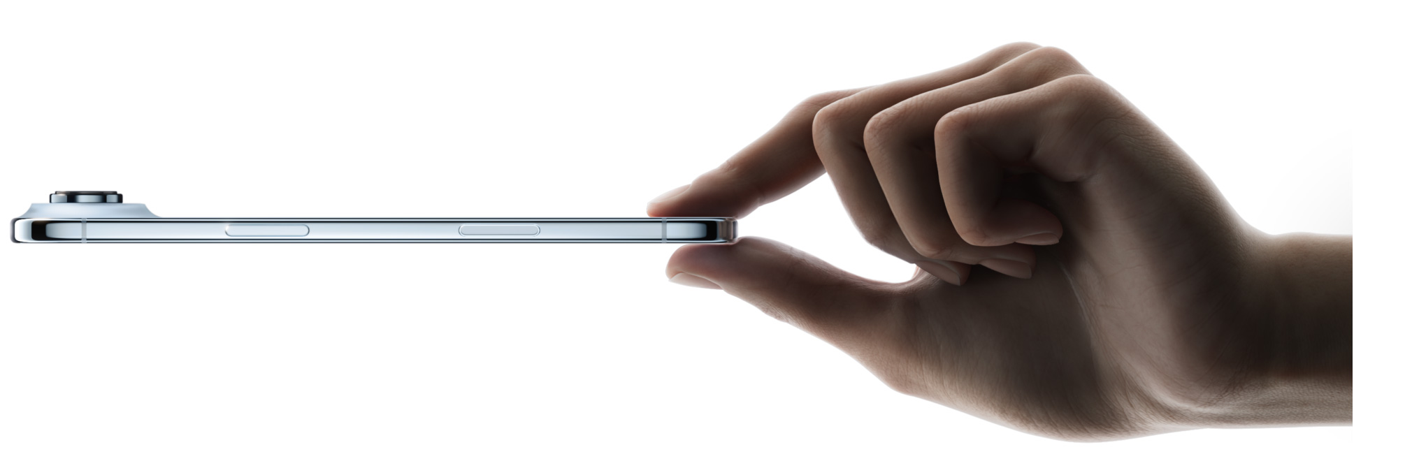 iPhone Air w kolorze błękitnym pokazany z boku, trzymany kciukiem i palcem wskazującym. Wyeksponowane są smukły profil, system aparatu Fusion, przycisk boczny i panel Sterowanie aparatem