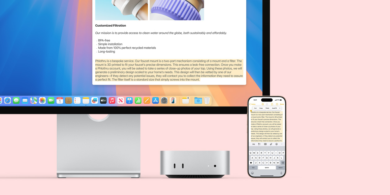 „Mac“ monitorius, sidabro spalvos ‚Mac mini‘ ir ‚iPhone‘ išdėstyti vienoje eilėje, monitoriaus ekrane ir ‚iPhone‘ ekrane demonstruojama funkcija „Universali iškarpinė“, skirta kopijuoti ir įklijuoti iš vieno „Apple“ įrenginio į kitą