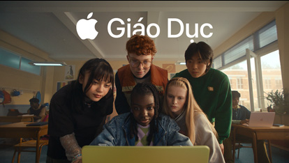 Năm học sinh đang cộng tác trên MacBook Neo màu Vàng Citrus, tích cực tham gia trải nghiệm học tập năng động trên lớp